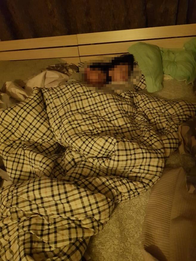 8살, 3살 형제는 태어나며 모두 그 침대에서 생활했다. 라돈 침대때문일까, 심한 비염과 부분적인 아토피 증상을 달고 산다.