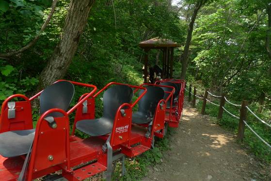 군위 석산리 산촌마의 모노레일. [사진 경상북도, 각 마을]