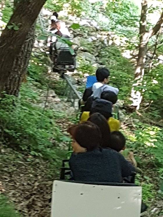 군위 석산리에서 모노레일을 타는 관광객들. [사진 경북도, 각마을]