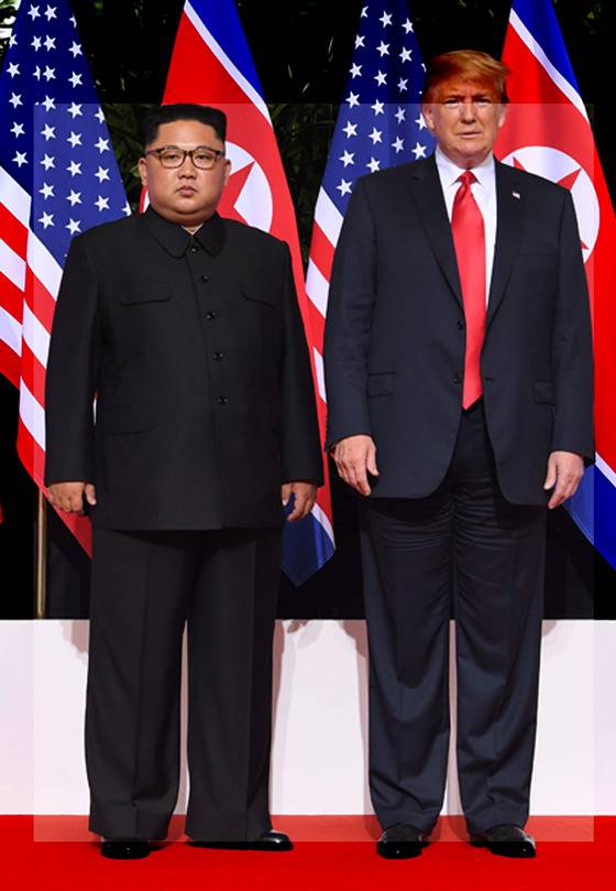 지난 12일 김정은 위원장과 트럼프 대통령 싱가포르 정상회담 당시 기념촬영[AFP=연합뉴스]