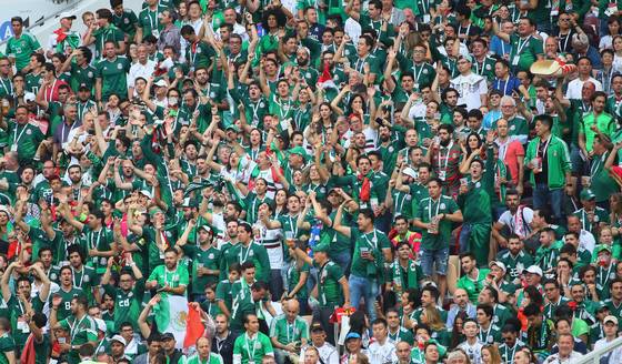 열정적인 멕시코 팬들이 지난 17일(현지시간) 모스크바 루즈니키 스타디움에서 열린 2018 러시아월드컵 F조 멕시코-독일 경기에서 승리하자 환호하고 있다. [연합뉴스]