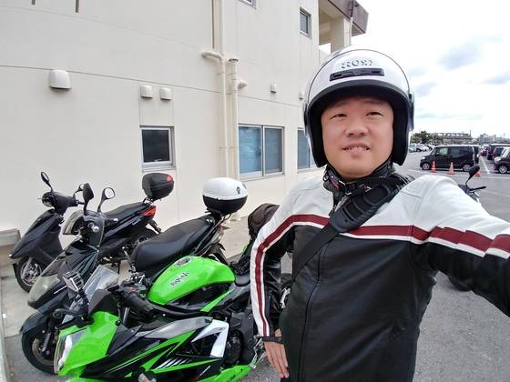 역시 여행 촬영용은 네이키드가 좋다. 전륜 서스펜션 이상으로 교체한 가와사키 닌자 250으로 아메리칸 빌리지에 도착했다. [사진 현종화]