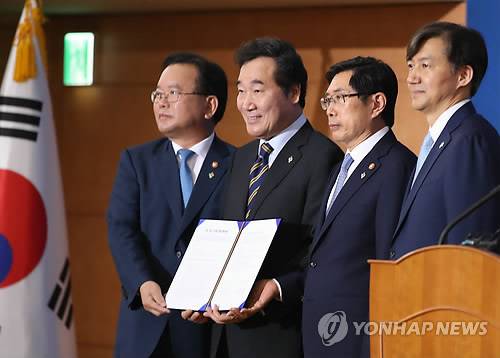 '검경 수사권 조정 합의문 들고' (서울=연합뉴스) 안정원 기자 = 김부겸 행자부 장관, 이낙연 국무총리, 박상기 법무부 장관, 조국 청와대 민정수석이 21일 서울 종로구 정부서울청사 별관에서 경찰의 1차적 수사권 및 1차적 수사종결권 부여 등을 내용으로 하는 검경 수사권 조정 합의문에 서명한 뒤 기념촬영하고 있다.     jeong@yna.co.kr
