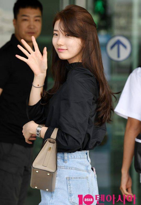 배우 수지가 22일 오후 팬미팅 참석차 인천국제공항을 통해 방콕으로 출국했다.