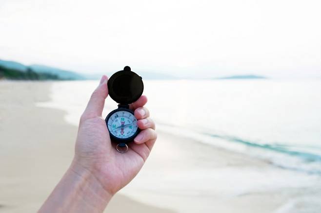 해변의서 나침반으로 가야할 방향을 찾고 있다. 최근에는 이를 핸드폰의 지도 애플리케이션이 대신하고 있다. -GIB 제공