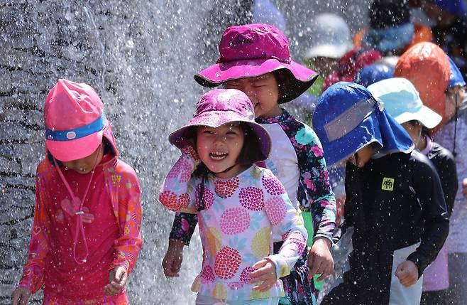 올해 들어 가장 더운 날씨를 보인 22일 오전 서울 송파구 성내천 물놀이장에서 가락본동 어린이집 아이들이 즐겁게 물놀이를 하고 있다. 백소아 기자