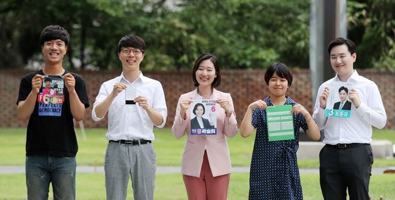 6·13 지방선거에 도전했던 23030 젊은 후보들이 서울 중구 배재학당 박물관 정원에서 자신들의 선거 홍보물을 들어보이고 있다. 왼쪽부터 경기도의원에 출마했던 김광원(노동당) 후보, 서울시장에 도전한 우인철(우리미래) 후보, 서울 금천구의원에 출마했던 곽승희(무소속) 후보, 서울 강남구청장에 출마했던 이주영(녹색당) 후보, 서울시의원에 도전했던 조준규(바른미래당) 후보. 김상선 기자