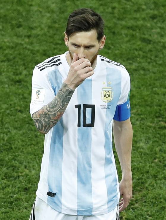 아르헨티나 메시가 크로아티아와 경기가 뜻대로 풀리지 않자 심각한 표정을 짓고 있다. [EPA=연합뉴스]