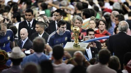 2014년 월드컵 결승에서 독일에 패한 직후 인파 속에서 우승 트로피를 물끄러미 쳐다보던 메시. 중국 청두 이코노믹 데일리 사진기자가 찍은 이 장면은 2014년 세계언론사진 스포츠 부문 최고의 사진으로 선정됐다. [사진 ESPN 캡처]