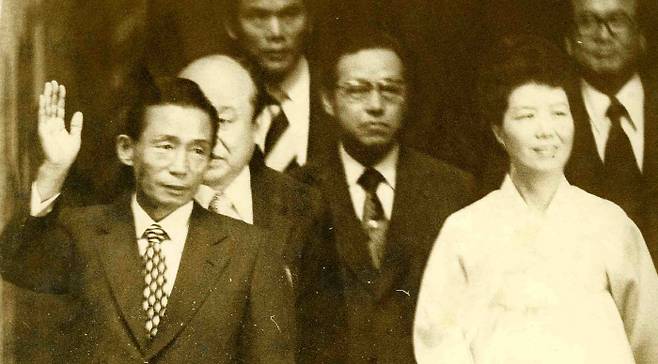 김종필 전 국무총리가 23일 오전 8시 15분 별세했다. 향년 92세. 사진은  1973년 제28주년 광복절 기념식에서 손을 흔들며 시민들에게 답례하는 박정희 대통령 내외와 함께 있는 김 전 총리. 연합뉴스