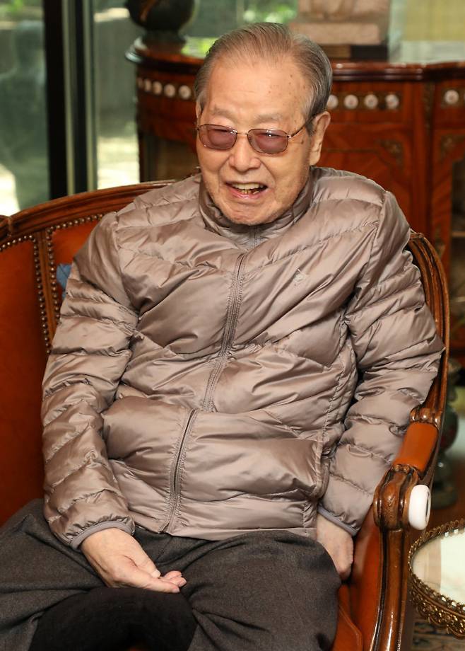 김종필(JP) 전 국무총리가 23일 오전 별세했다. 향년 92세. 이로써 김대중·김영삼·김종필 트로이카가 이끌어왔던 ‘3김(金) 시대’가 종언을 고했다.    김종필 전 총리가 지난 4월 18일 신당동 자택에서 자유한국당 이인제 충남지사 후보를 만날 때 모습. 연합뉴스