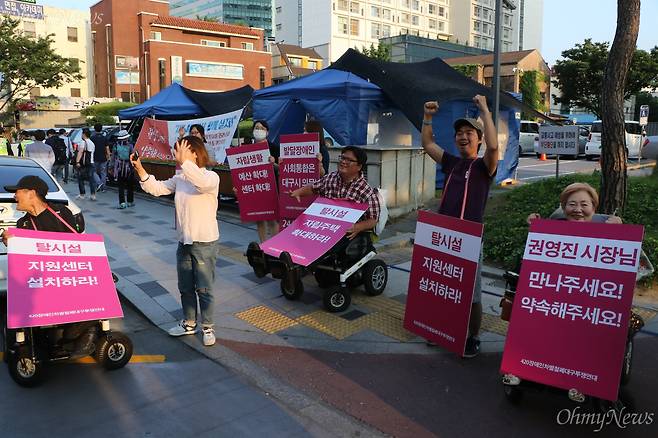23일 열린 대구퀴어축제 참가자들이 자긍심의 퍼레이드를 진행하며 대구시청에 다다르자 시청 앞에서 장애인협약 요구를 하며 농성을 벌이고 있던 장애인단체 회원들이 환영하고 있다. ⓒ조정훈