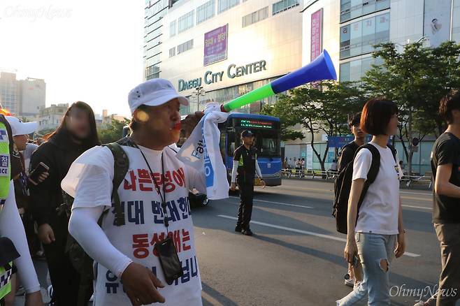 23일 오후 대구에서 열린 퀴어축제 참가자들이 자긍심의 퍼레이드를 진행하자 기독교단체 회원이 나팔을 불며 방해하고 있다. ⓒ조정훈