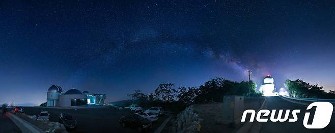 조경철천문대와 밤하늘의 은하수(조경철천문대 제공)/뉴스1 © News1