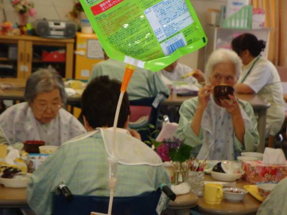 간병시설의 심각한 일손 부족 현상은 단순 외국인 노동자에 대한 문호 개방 정책 도입에 영향을 미쳤다.[중앙포토]