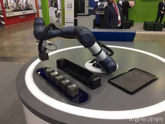 두산로보틱스의 협동로봇 M0609./사진=한민선 기자