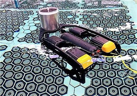 원자력연구원이 개발한 SCV가 모의 핵연료 저장 수조에서 움직이고 있다/사진=원자력硏