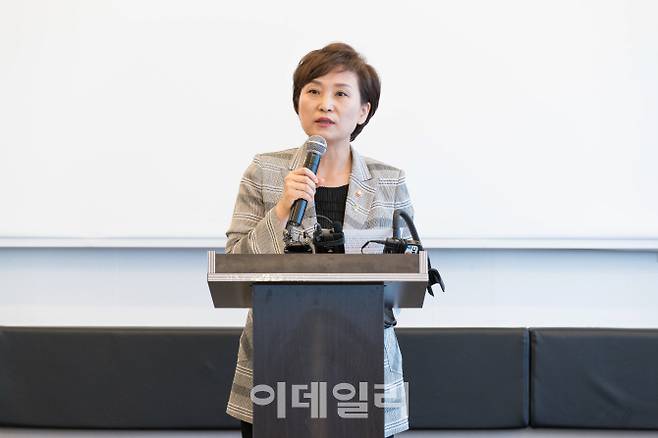 김현미 국토교통부 장관이 25일 취임 1주년 기자간담회를 열고 정책 성과와 향후 계획 등에 대해 설명하고 있다. 국토교통부 제공.