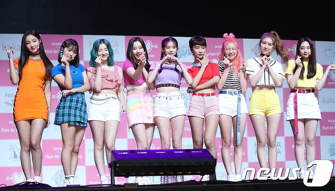 걸그룹 모모랜드가 26일 오후 서울 용산구 블루스퀘어에서 열린 4집 미니 앨범 '펀 투 더 월드(Fun to the world)' 쇼케이스에 참석해 포즈를 취하고 있다. 이번 앨범에는 타이틀곡 '배엠(BAAM)'을 비롯해 ‘베리베리’ ‘빙고게임’ ‘온리 원 유(Only one you)’ 등이 수록돼 있다. 2018.6.26./뉴스1 © News1 권현진 기자