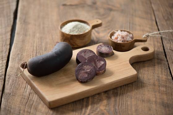 육경희 순대실록 대표가 조선시대 조리서 '주방문'을 보고 복원에 성공한 전통 소순대. 소 선지 특유의 고소함과 쫄깃한 사태의 식감을 즐길 수 있다. [사진 희스토리푸드]