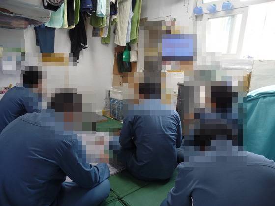 한국의 교도소·구치소에선 혼거가 일상화돼 있다. 과밀 수용이 가장 심각한 대전교도소는 재소자 6명을 정원 3명인 방(10.08㎡)에 몰아넣었다. [특별취재팀]