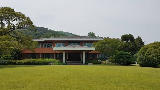 전국 시·도지사 관사 가운데 규모가 가장 큰 부산시장 관사. 5공시절 '지방의 청와대'로 불리며 대통령들이 사용하기도 했다. [사진 부산시]