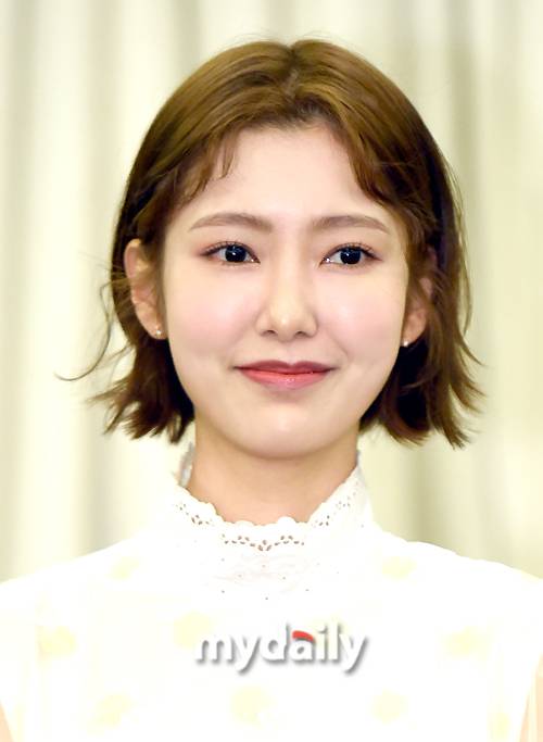 ▲ 나혜미 '머리가 많이 어색하죠?'