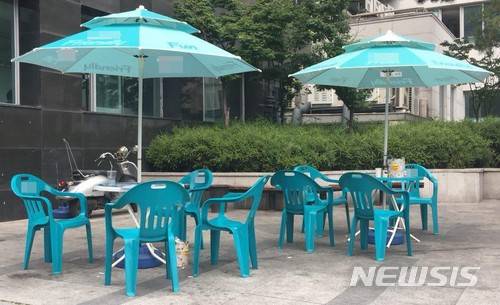 【춘천=뉴시스】박종우 기자 = 25일 오후 강원 춘천시 효자동의 한 편의점에 테이블이 펼쳐져 있다. 2018.06.05  jongwoo425@newsis.com