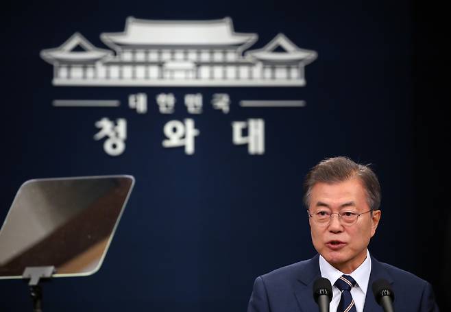 문재인 대통령이 27일 오전 청와대 춘추관 대브리핑실에서 전날 김정은 북한 국무위원장과 가진 제2차 남북정상회담 결과를 발표하고 있다. ⓒ연합뉴스