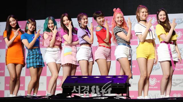 모모랜드가 26일 오후 서울 용산구 블루스퀘어 아이마켓홀에서 열린 모모랜드 네 번째 미니 앨범 ‘펀 투 더 월드(Fun to the world)’ 발매 기념 쇼케이에 참석해 포토타임을 갖고 있다.