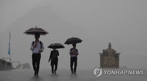 비 내리는 출근길 [연합뉴스 자료사진]