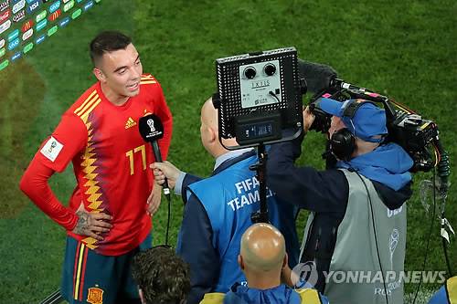인터뷰하는 아스파스 (칼리닌그라드<러시아> 로이터=연합뉴스) 25일(현지시간) 러시아 칼리닌그라드에서 2018 국제축구연맹(FIFA) 러시아 월드컵 조별리그 B조 3차전 스페인-모로코전이 끝난 후 스페인의 이아고 아스파스가 인터뷰하고 있다. seinclara@yna.co.kr