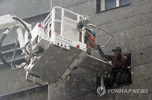 건설현장서 구조되는 근로자 (세종=연합뉴스) 이진욱 기자 = 26일 오후 세종시 새롬동 신도심 한 아파트 건설현장에서 화재가 발생, 갇혀있던 건설현장 근로자가 구조되고 있다.     cityboy@yna.co.kr