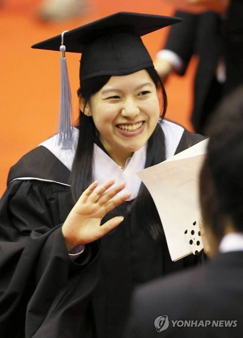 일반인 회사원과 결혼 발표한 일본 아야코 공주 (도쿄 교도=연합뉴스) 아키히토 일왕의 5촌 조카인 아야코 공주가 일반 회사원과 결혼할 계획이라고 교도통신이 26일 보도했다. 사진은 2016년 대학 졸업식 당시의 아야코 공주 모습. 2018.6.26       bkkim@yna.co.kr