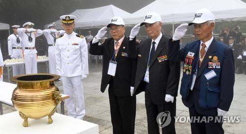 참전용사의 경례 (부산=연합뉴스) 대한해협해전 전승 68주년을 맞아 26일 부산 중구 중앙공원에서 열린 대한해협해전 전승기념행사에서 참전용사들이 전승기념비에 경례하고 있다. 사진 오른쪽부터 당시 백두산함 갑판사 최효충, 조타사 최도기 기관사 윤자호. ready@yna.co.kr