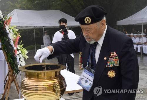 분향하는 대한해협 참전용사 (부산=연합뉴스) 대한해협해전 전승 68주년을 맞아 26일 부산 중구 중앙공원에서 열린 대한해협해전 전승기념행사에서 참전용사인 최영섭 당시 백두산함 갑판사관이 분향하고 있다. ready@yna.co.kr