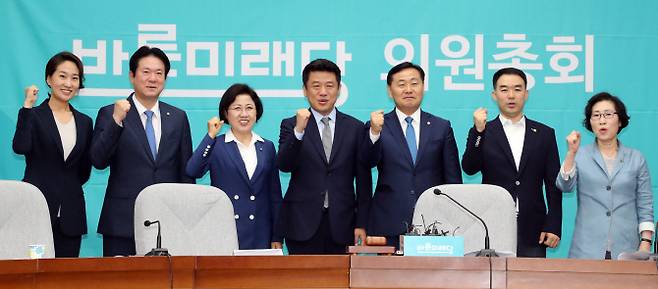 김관영 원내대표를 비롯한 바른미래당 원내대표단이 27일 국회에서 열린 의원총회에서 파이팅 하고 있다. 왼쪽부터 김수민(공보), 이동섭(당무), 최도자(여성), 유의동(수석) 부대표, 김 원내대표, 채이배(정책), 김삼화(법률) 부대표(사진=연합뉴스)