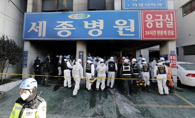 지난 1월 발생한 경남 밀양시 세종병원 화재현장을 국과수, 경찰, 소방 등 함동감식반이 살펴보고 있다. 밀양/박종식 기자 anaki@hani.co.kr