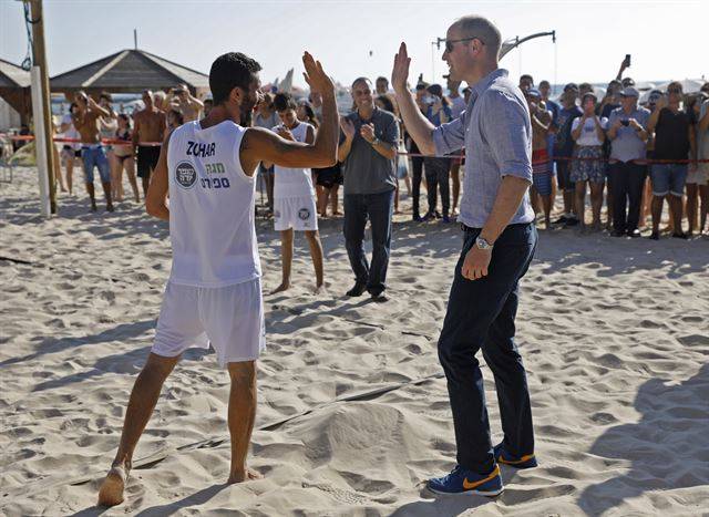 영국의 왕위 계승 서열 2위인 윌리엄 왕세손이 영국 와실 최초로 이스라엘과 팔레스타인을 공식 방문 중인 가운데 26일(현지시간) 텔아이브의 지중해 도시 야파를 방문해 비치발리볼 선수와 하이파이브를 하고 있다.  EPA 연합뉴스