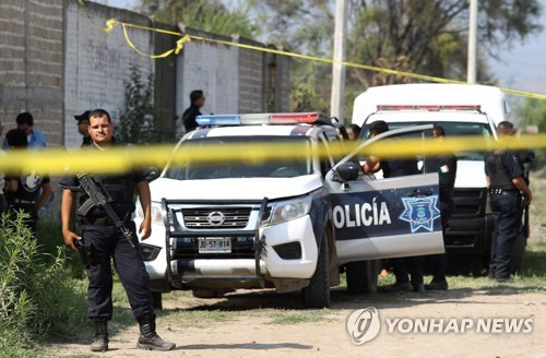 살인 범죄 현장을 지키는 멕시코 경찰 [AFP=연합뉴스 자료 사진]