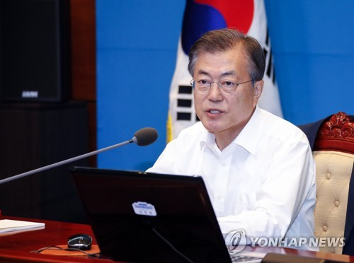 문 대통령, 생중계된 수석보좌관회의 주재 (서울=연합뉴스) 배재만 기자 = 문재인 대통령이 18일 오후 청와대 여민관 대회의실(영상회의실)에서 열린 수석ㆍ보좌관회의를 주재하고 있다. 이날 회의는 청와대 전 직원에게 생중계됐다. 2018.6.18      scoop@yna.co.kr