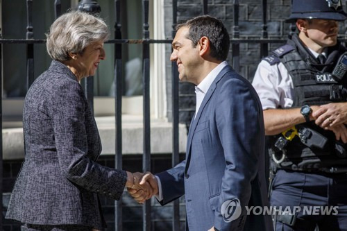 26일 영국 런던에서 회동한 테리사 메이(왼쪽) 영국 총리와 알렉시스 치프라스 그리스 총리 [AFP=연합뉴스]