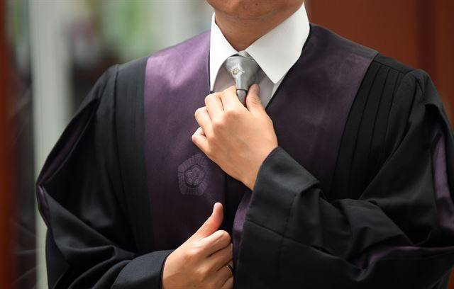 25일 서울에서 근무하는 김모 판사가 자신의 사무실 거울 앞에서 법복을 갖춰 입고 있다. 법복을 입는 순간 판사는 개인에서 국민의 권한을 위임받은 사법부의 대표로 변신한다.