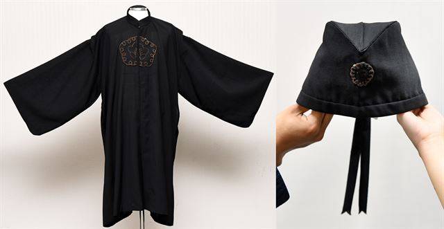 [법복의 변천: 1953~1966년] 대한민국의 첫 법복. 일제강점기의 법복과 유사한 형태로, 오동잎 대신 무궁화 문양이 가슴에 그려졌다. 국가에서 정한 법복이 없었던 광복 이후부터 1953년 이전까지 법관은 깨끗한 평상복을 입고 재판을 했다.