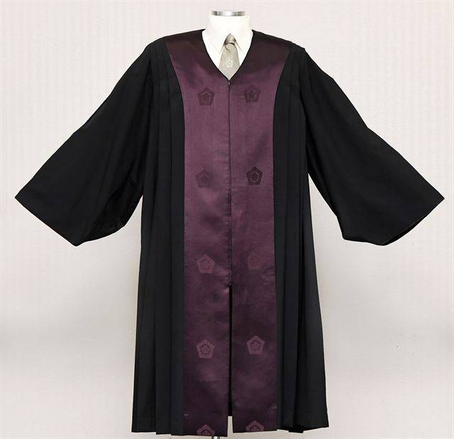 [법복의 변천: 1998년~현재] 자주색 양단과 넥타이에 무궁화 문양을 넣었고, 전체적 디자인에서 한국적 미를 더했다.