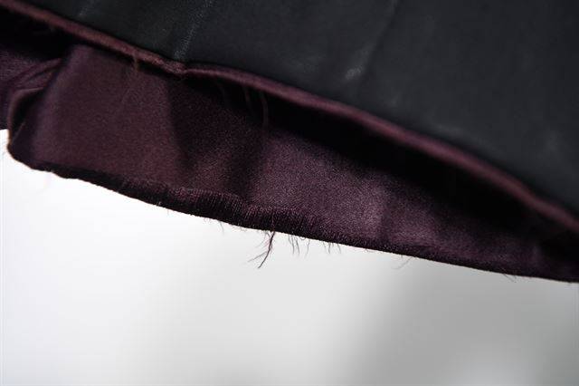 판사에게 법복은 근무복이나 마찬가지다. 재판 도중 수기를 하거나 컴퓨터를 다루다 보면 부분적으로 닳고 해지거나 탈색되는 경우도 적지 않다. 사진은 해진 소매 부위.