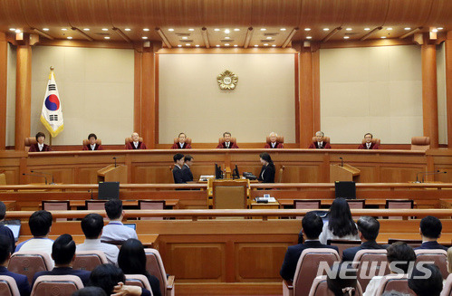 【서울=뉴시스】임태훈 기자 = 이진성 헌법재판소장을 비롯한 헌법재판관들이 28일 오후 서울 종로구 재동 헌법재판소 대심판정에서 열린 6월 심판사건 선고를 위해 자리에 앉아 있다. 2018.06.28.   taehoonlim@newsis.com