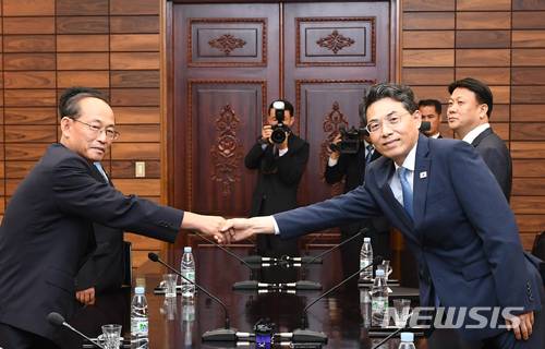【서울=뉴시스】남북 도로협력분과회담 우리측 수석대표 김정렬9오른쪽) 국토교통부 2차관이 28일 오전 판문점 북측 통일각에서 박호영 북 국토환경보호성 부상과 회의에 앞서 악수하고 있다. 2018.06.28. (사진=통일부 제공) photo@newsis.com