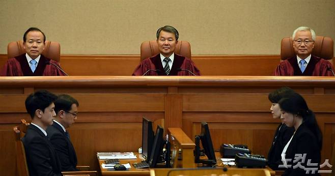 이진성 헌법재판소장(가운데)을 비롯한 헌법재판관들이 28일 오후 서울 종로구 헌법재판소 대심판정에서 양심적 병역거부 허용 여부 선고를 하기 위해 자리에 앉고 있다. 헌재는 병역법 제88조1항1호 등과 관련한 위헌법률심판 사건과 헌법소원심판 사건에서 재판관 4(합헌)대4(일부위헌)대1(각하) 의견으로 합헌 결정했다. 다만 병역의 종류를 5가지로 구분하면서 대체복무제를 포함하지 않는 병역법 제5조1항에 대해서는 재판관 6(헌법불합치)대 3(각하) 의견으로 헌법불합치 결정하면서 2019년 12월 31일까지 개정토록 촉구했다. (사진=황진환 기자)