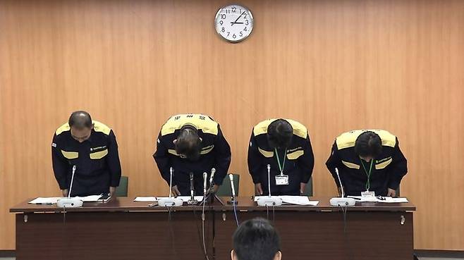 다카쓰키시 측은 시립 소학교 외벽 붕괴사고에 사과했다.(NTV방송)